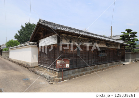 土居廓中の伝統的建造物群保存地区内の寺村徳夫家住宅の長屋門（登録有形文化財） 128339261