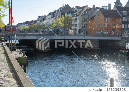 コペンハーゲンの運河沿いの街並み／デンマーク 128339298