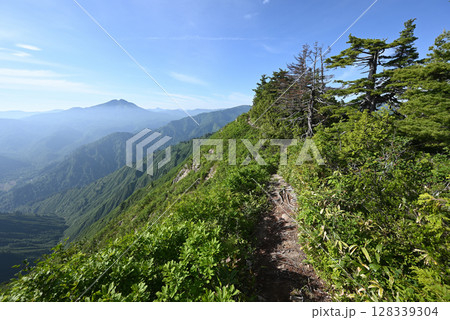 平ヶ岳、登山、新潟県 128339304