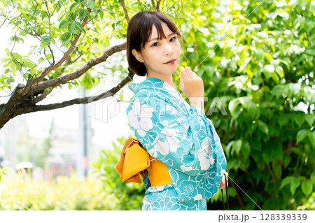 浴衣の日本人女性 128339339