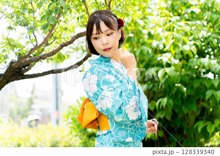 浴衣の日本人女性 128339340