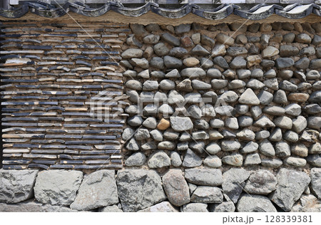 土居廓中の伝統的建造物群保存地区内の南北の路に面した練塀（瓦練塀と石練塀が連続している） 128339381