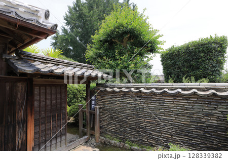 土居廓中の伝統的建造物群保存地区内の武家屋敷、野村隆男家住宅の玄関右手の塀重門と練塀 土居廓中の伝統的建造物群保存地区内の武家屋敷、野村隆男家住宅の玄関右手の塀重門と練塀 128339382