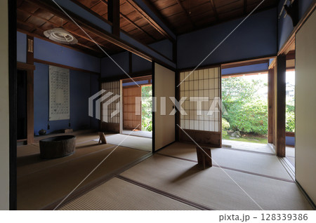 土居廓中の伝統的建造物群保存地区内の武家屋敷、野村隆男家住宅(表の間と次の間) 土居廓中の伝統的建造物群保存地区内の武家屋敷、野村隆男家住宅(表の間と次の間) 128339386