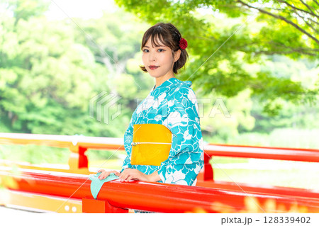 浴衣の日本人女性 128339402