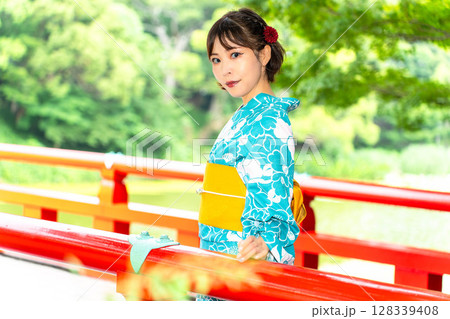 浴衣の日本人女性 128339408