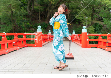 浴衣の日本人女性 浴衣の日本人女性 128339412