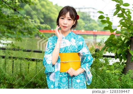 浴衣の日本人女性 浴衣の日本人女性 128339447