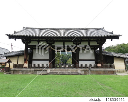 奈良市の東大寺にある転害門 128339461