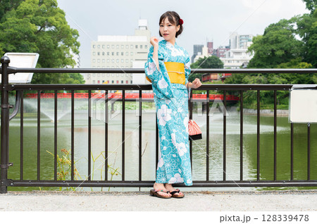 浴衣の日本人女性 浴衣の日本人女性 128339478