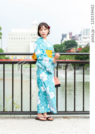 浴衣の日本人女性 128339482