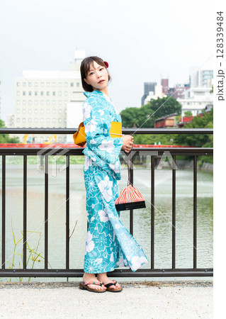 浴衣の日本人女性 128339484