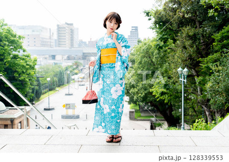 浴衣の日本人女性 128339553