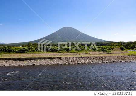 羊蹄山、山、風景、青空、蝦夷富士、尻別川、河川、ラフティング、自然、観光、登山、緑、樹木、木 128339733