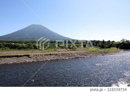 羊蹄山、山、風景、青空、蝦夷富士、尻別川、河川、ラフティング、自然、観光、登山、緑、樹木、木 128339734