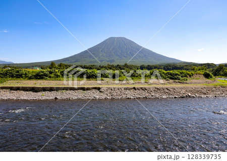 羊蹄山、山、風景、青空、蝦夷富士、尻別川、河川、ラフティング、自然、観光、登山、緑、樹木、木 128339735
