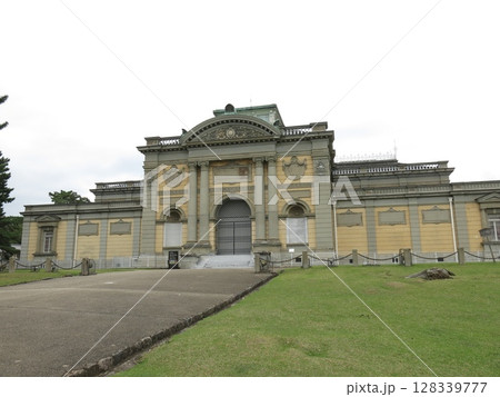 奈良国立博物館の仏像館(西側) 奈良国立博物館の仏像館(西側) 128339777