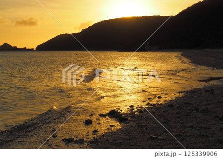 座間味島、夕日に染まる海　夏風景 128339906