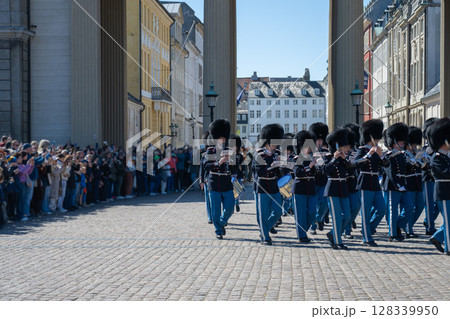 コペンハーゲン・アマリエンボー宮殿の衛兵交代(Amalienborg Palace)/デンマーク コペンハーゲン・アマリエンボー宮殿の衛兵交代(Amalienborg Palace)/デンマーク 128339950