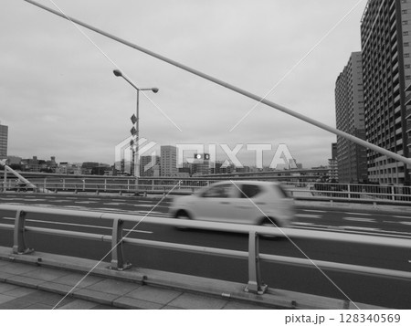 橋を渡る車 橋を渡る車 128340569