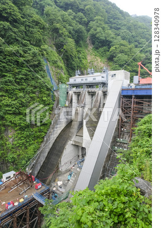 利根川水系の上流にある改修工事中の相俣ダム 128340978