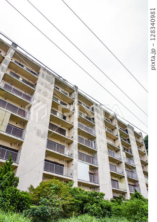 石炭採掘が衰退した後の高島の高層住宅 石炭採掘が衰退した後の高島の高層住宅 128340981
