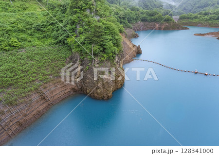 ターコイズブルーの水が美しい奥四万湖 ターコイズブルーの水が美しい奥四万湖 128341000