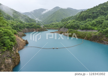 ターコイズブルーの水が美しい奥四万湖 ターコイズブルーの水が美しい奥四万湖 128341002