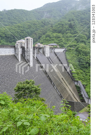 雨に煙る重力コンクリートダムである四万川ダム 雨に煙る重力コンクリートダムである四万川ダム 128341003