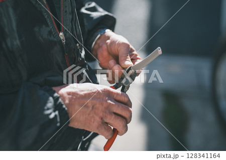 VVFケーブルの皮むき 128341164