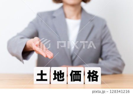土地価格のブロックとスーツを着たミドル女性ビジネスウーマン 128341216