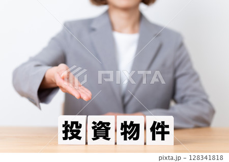 投資物件のブロックとスーツを着たミドル女性ビジネスウーマン 投資物件のブロックとスーツを着たミドル女性ビジネスウーマン 128341818