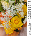 黄色いブーケ 128341943