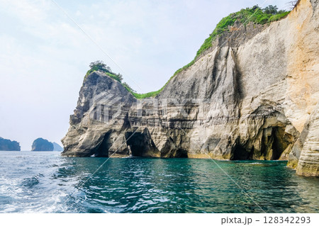 静岡県西伊豆の堂ヶ島 128342293