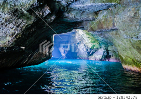 静岡県西伊豆の堂ヶ島 128342378