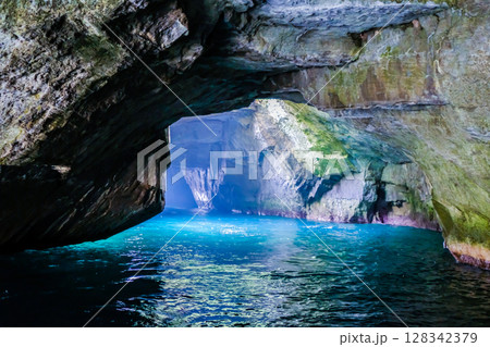 静岡県西伊豆の堂ヶ島 128342379
