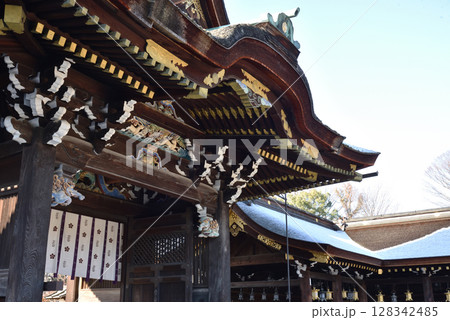 冬の北野天満宮　雪化粧の三光門【重要文化財】 128342485
