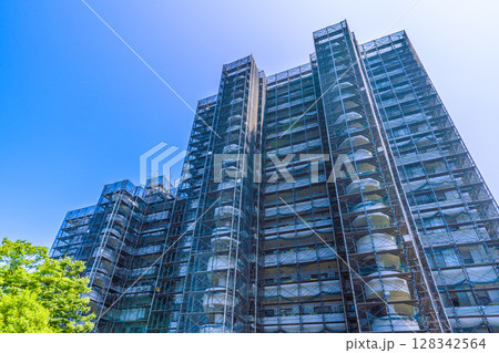 日本の横浜都市景観 夏空…マンションの補修や点検等、足場や防護ネットなどを望む=7月9日 日本の横浜都市景観 夏空…マンションの補修や点検等、足場や防護ネットなどを望む=7月9日 128342564