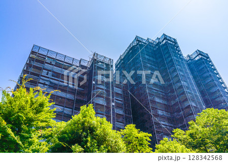 日本の横浜都市景観　夏空…マンションの補修や点検等、足場や防護ネットなどを望む＝7月9日 128342568