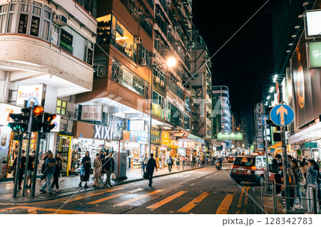 香港　夜の旺角（モンコック）　※一部ソフトフォーカス 128342783