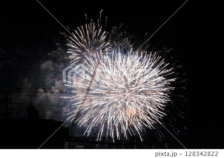 夜空に輝く打ち上げ花火 128342822