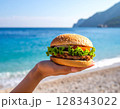 夏のビーチでハンバーガー 128343022