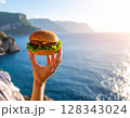 青い海とハンバーガー 128343024