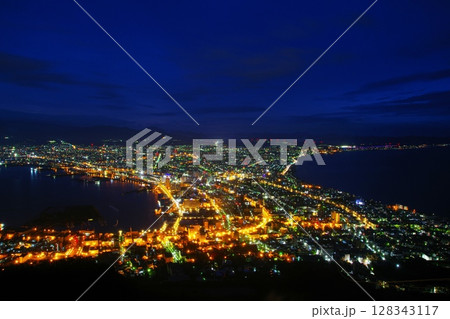 雲の流れる暁の空を背景に暖かな光で輝く函館市街の夜景　Ver2 128343117