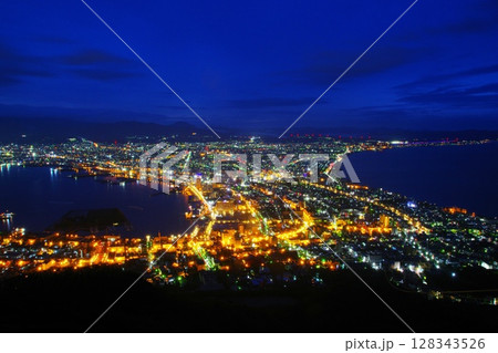 東雲の空を背景に函館山展望台から望む函館市街の夜景　Ver1 128343526
