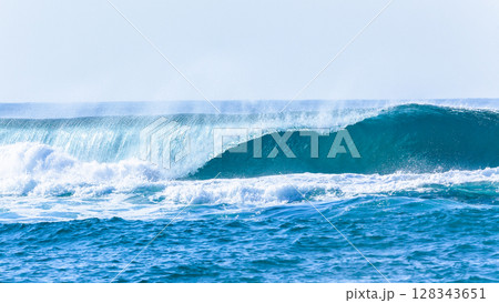 Wave Silver Lip Ocean Horizon 128343651