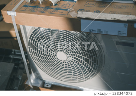 新品のエアコン室外機 128344072