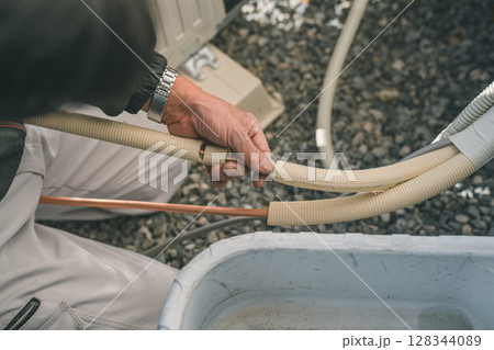 冷媒用被覆銅管の保温材の切断 冷媒用被覆銅管の保温材の切断 128344089