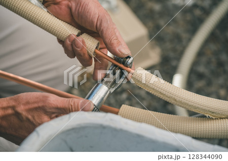 エアコンの冷媒管の切断 エアコンの冷媒管の切断 128344090