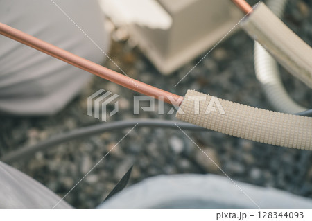 冷媒用被覆銅管の保温材の切断 128344093